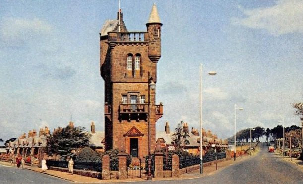 Burns Memorial Tower景点图片