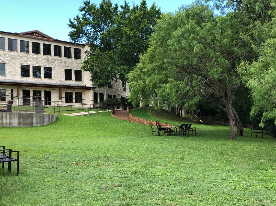 拜伦斯河酒店主图