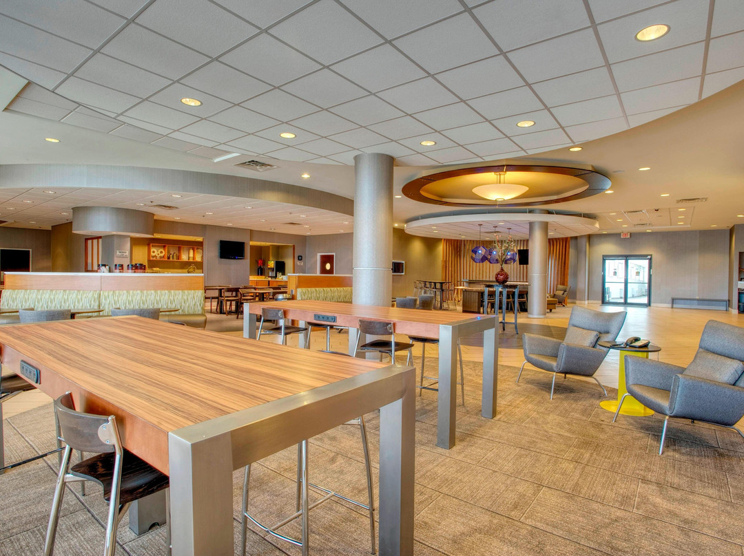 劳伦斯春季山丘套房酒店主图