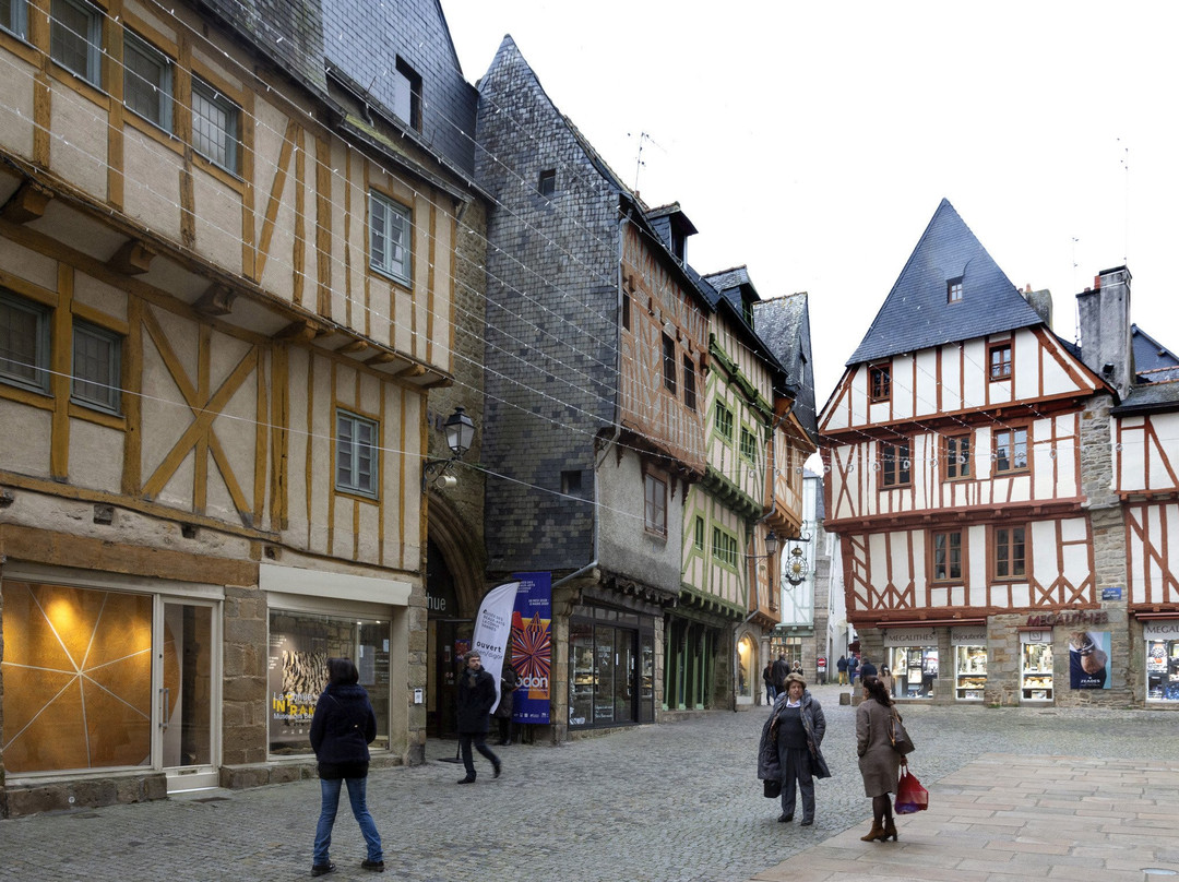 Place Saint-Pierre-瓦讷必去景点