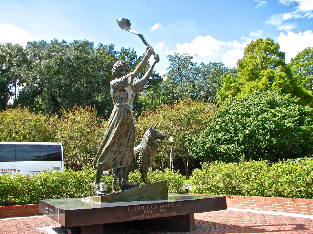 The Waving Girl Statue景点图片