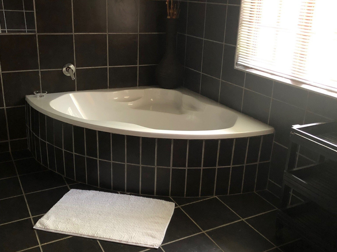 Flame Lily Inn主图