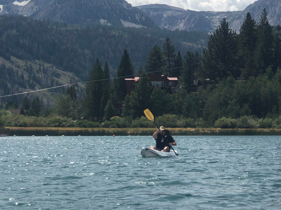 六月湖松树酒店主图