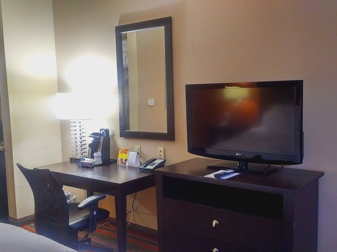 奥普露萨斯假日酒店主图