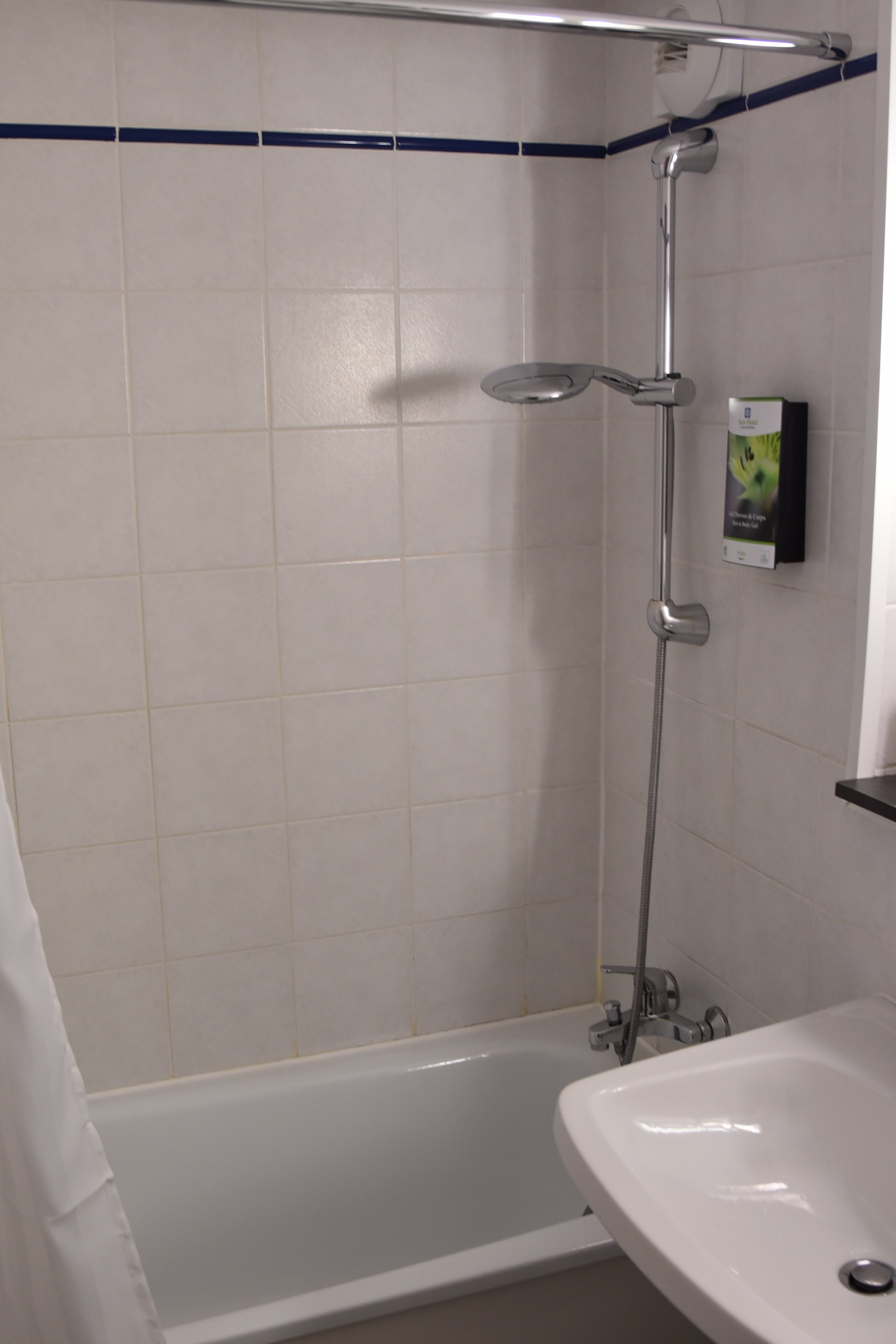 Sure Hotel by Best Western Châteauroux-浴室
