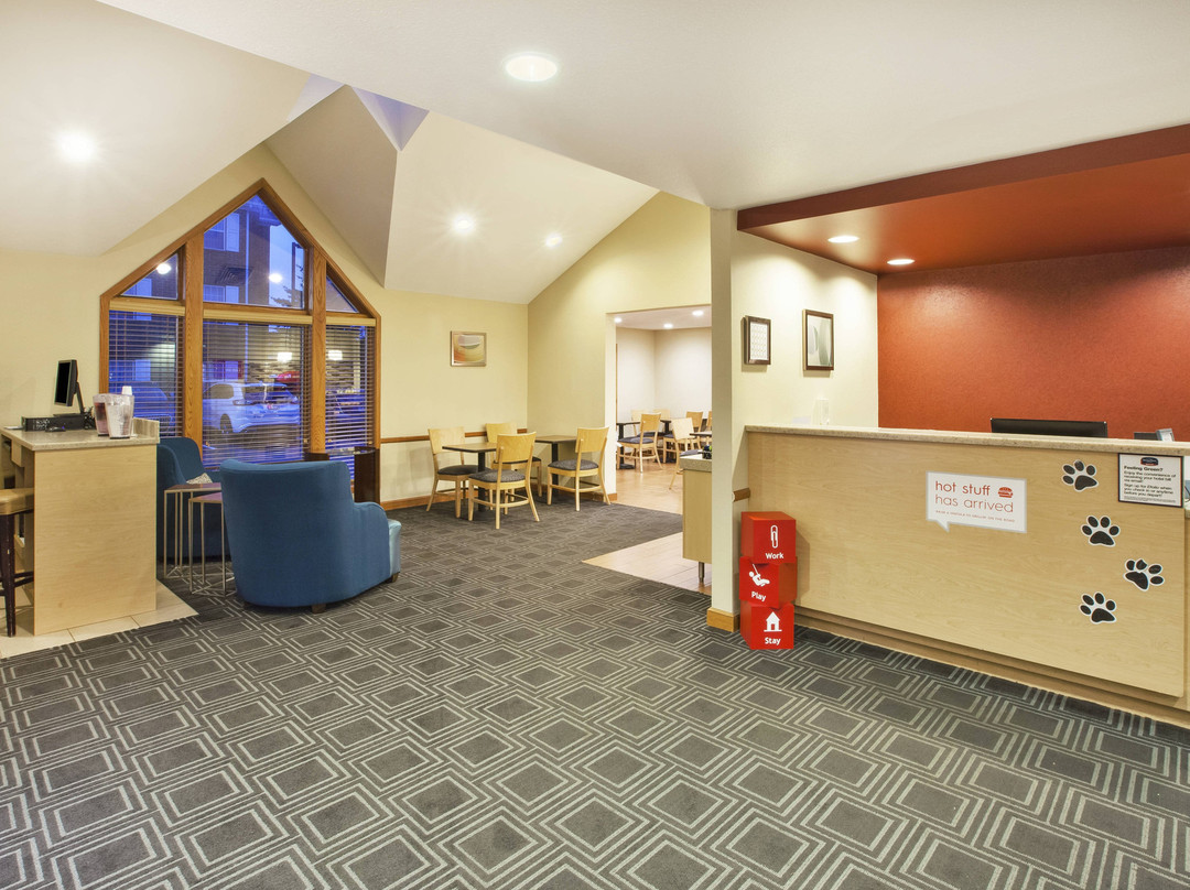 底特律斯特林高地广场套房酒店主图