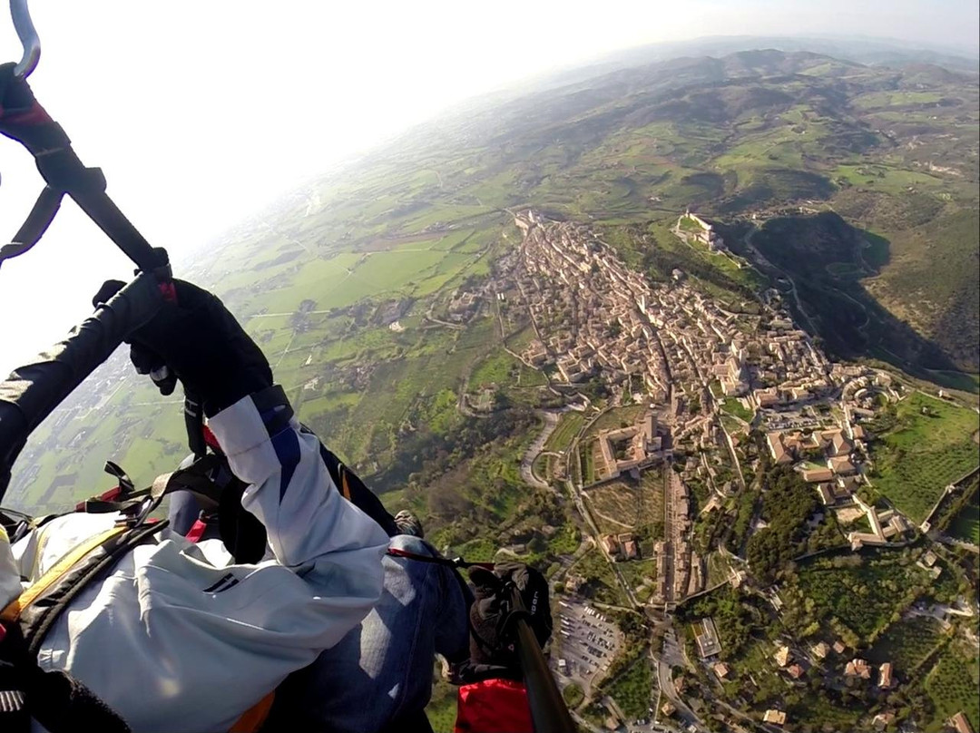 Parapendio e deltaplano biposto-佩鲁贾必去景点