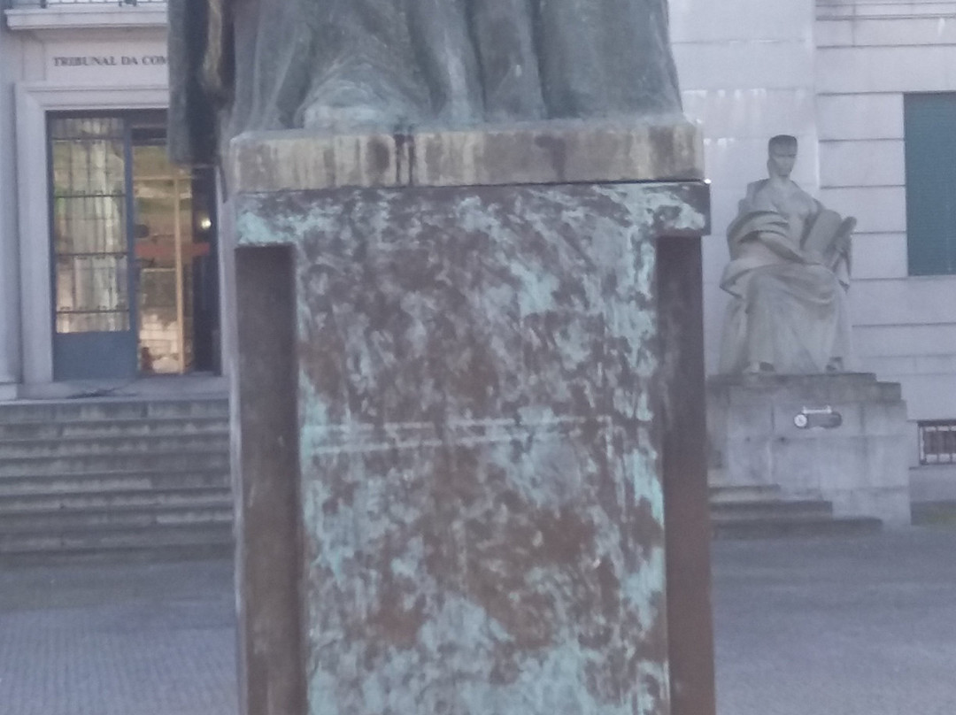 Estatua da Condessa Mumadona Dias-吉马良斯必去景点