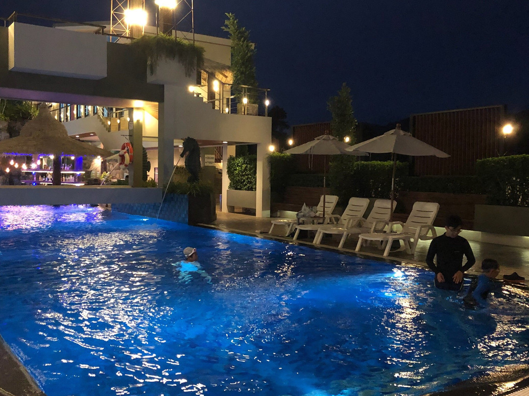 查龙奇迹湖景酒店主图