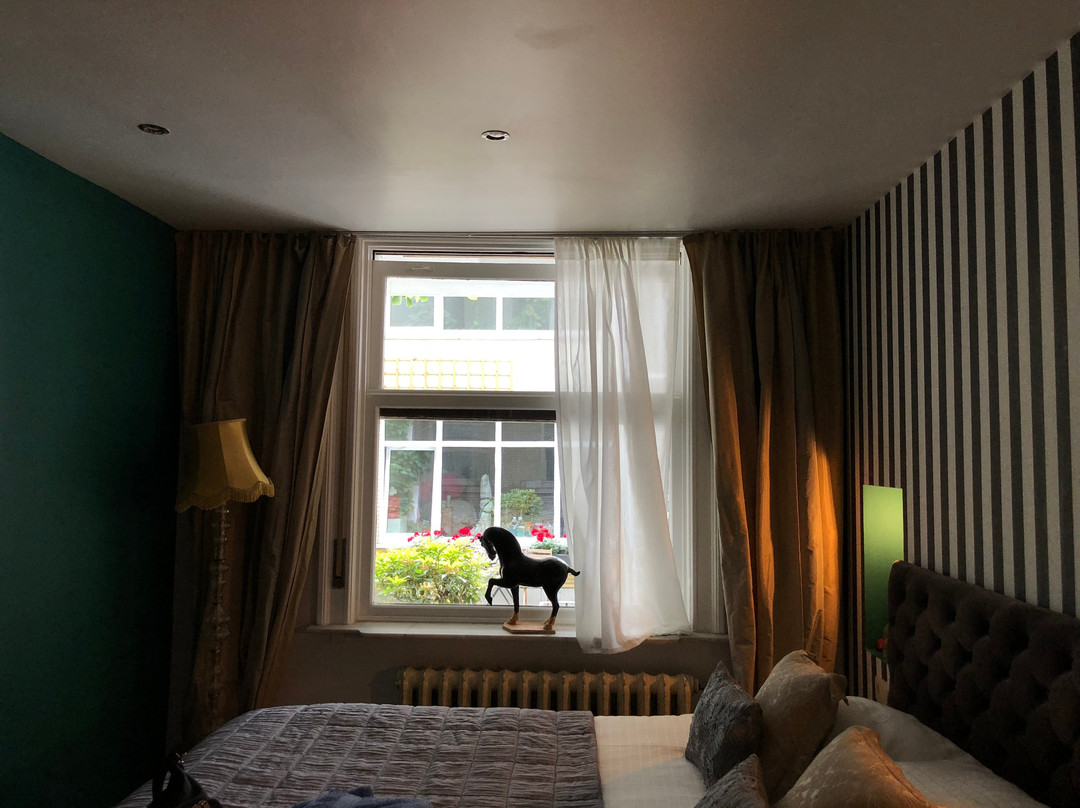 Arthur and James主图