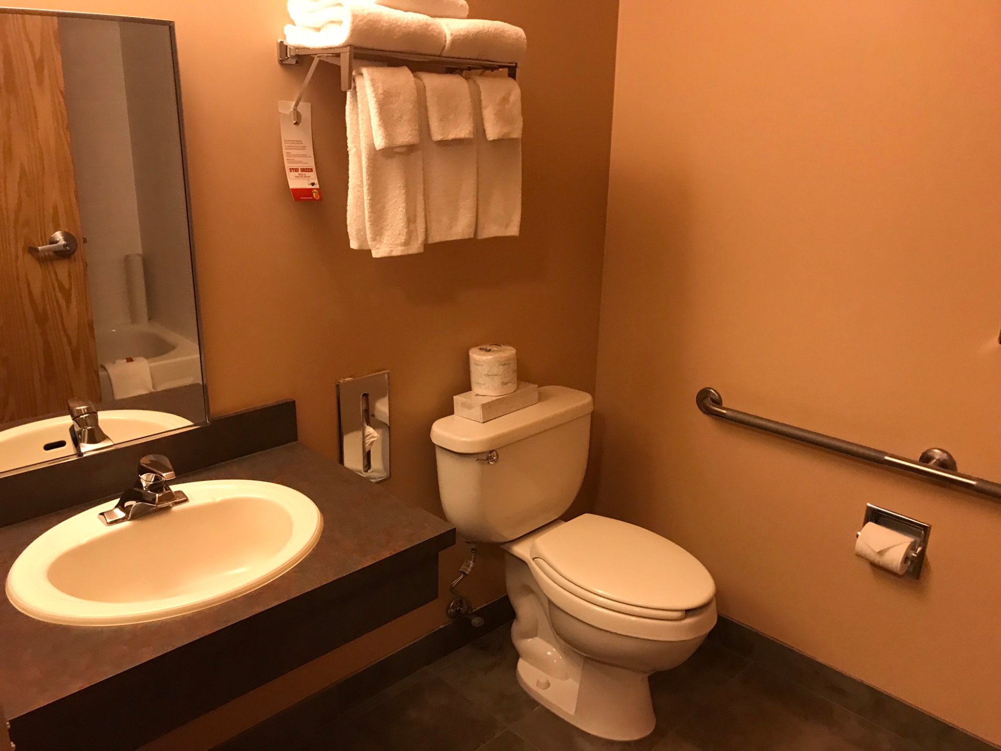 Ramada Cranbrook-浴室