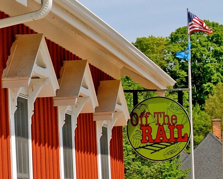 埃尔克哈特莱克餐馆和美食-Off the Rail Cafe