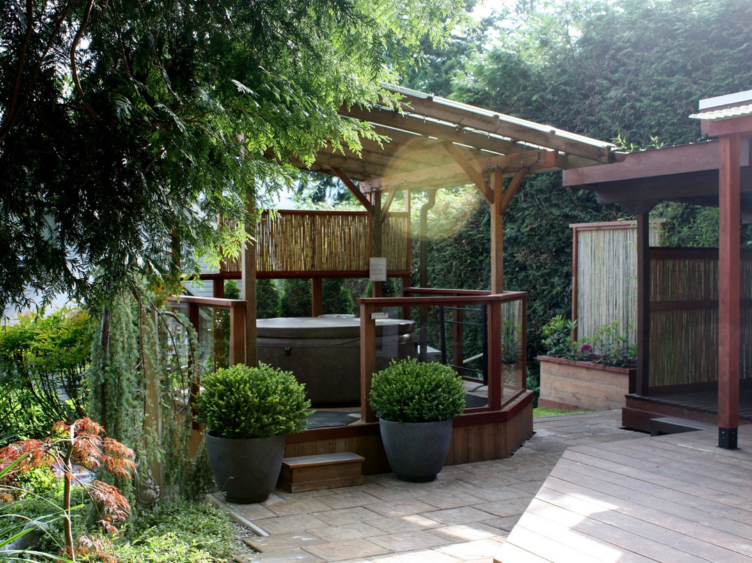 Takahashi Gardens Waterfront Retreat