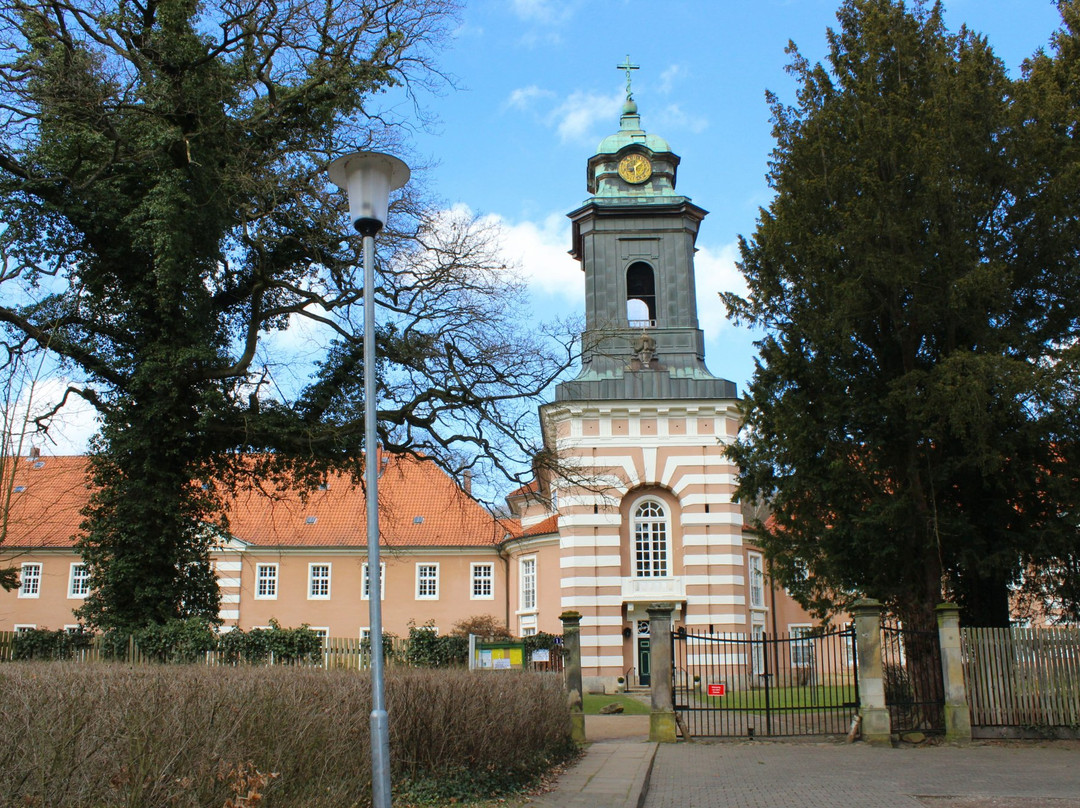 Klosterverwaltung Medingen und Klosterkirche St. Mauritius-巴特贝文森必去景点