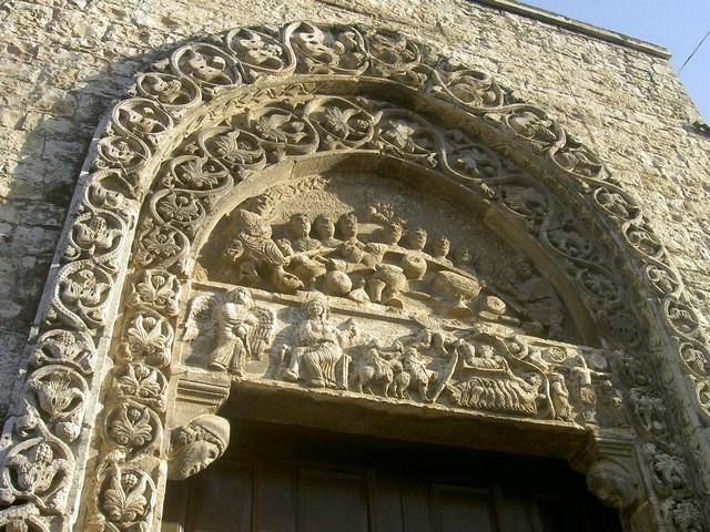 Sovereto旅游景点-Portale di Anseramo da Trani