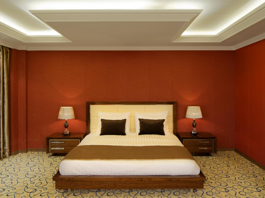 Highcrest Hotel主图