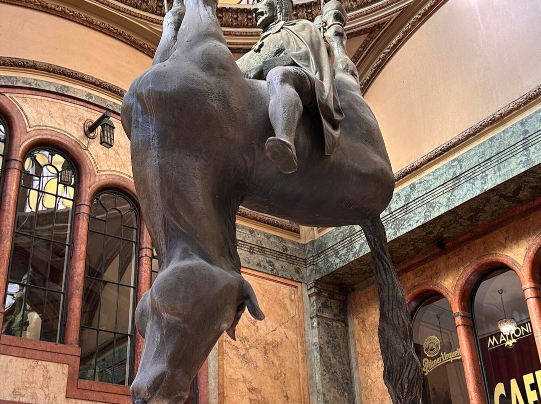 Upside-Down Statue of King Wenceslas Riding a Dead Horse景点图片