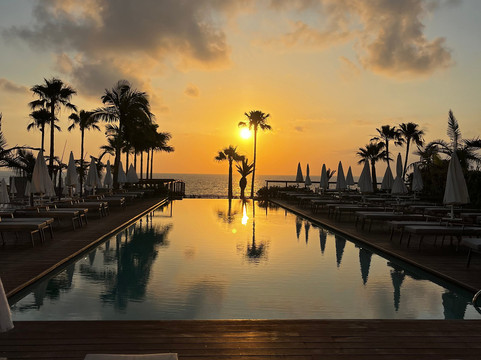 日出玉石酒店-限成人主图