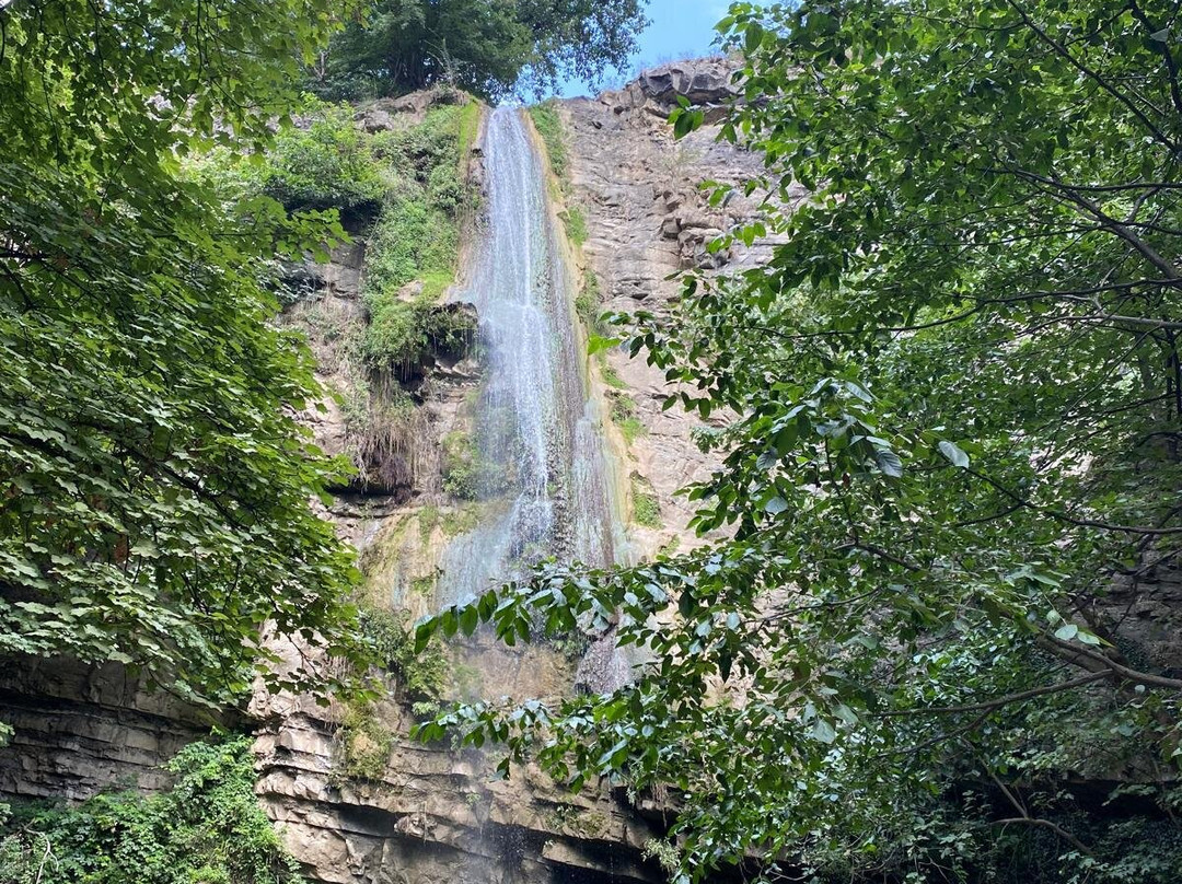 Tekdam Waterfall景点图片