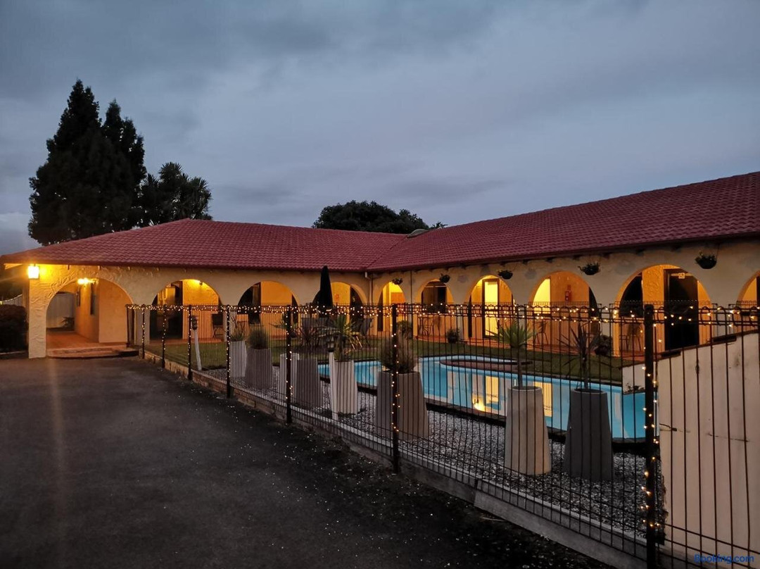 Captain's Quarters Motor Inn