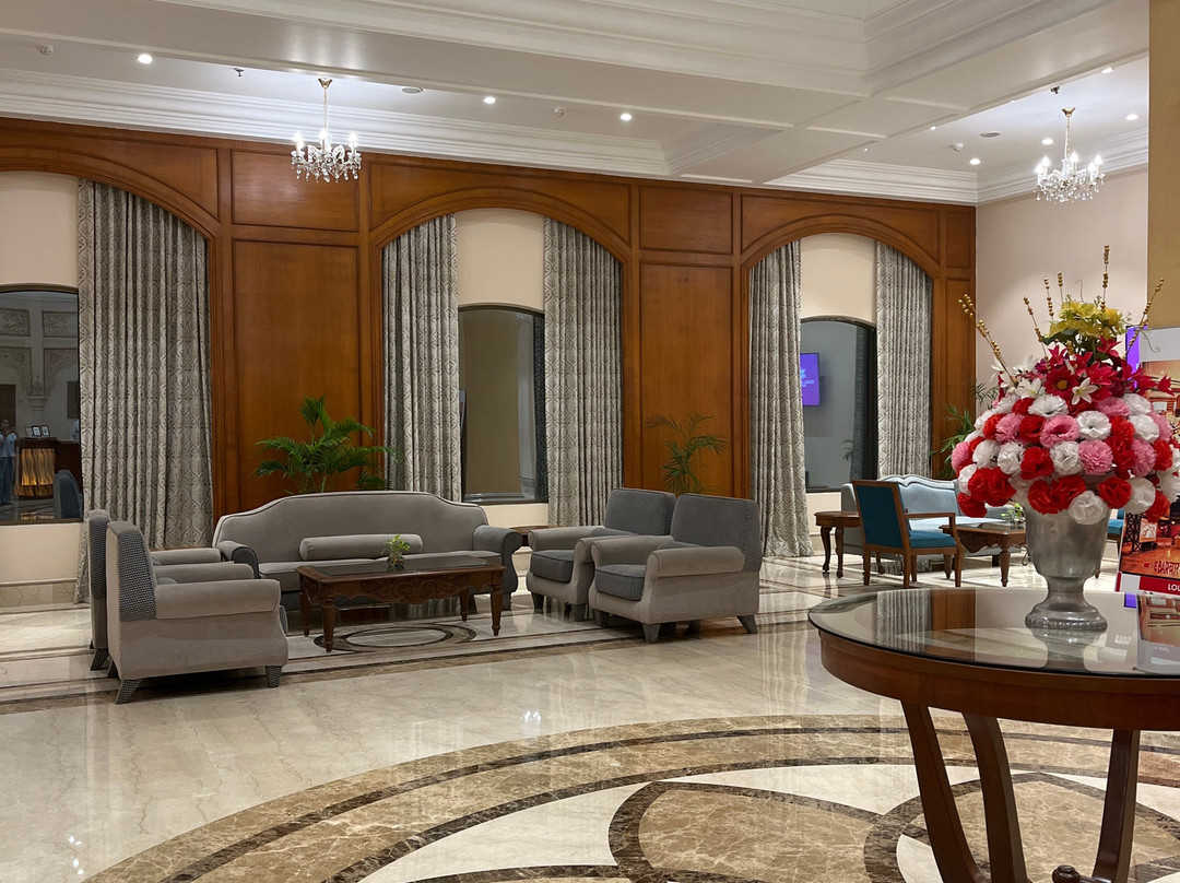 皇家兰花卢克诺中央酒店主图