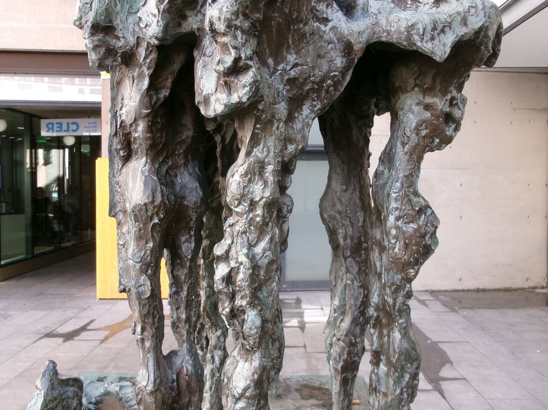 "Aggregamento" - Scultura in bronzo di Selim Abdullah景点图片