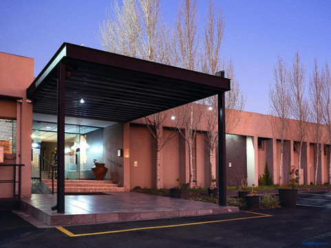 Q's Evander Hotel And Apartment