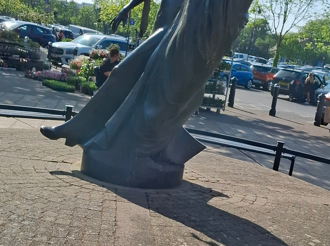 Time Contiuum Statue-斯坦斯必去景点