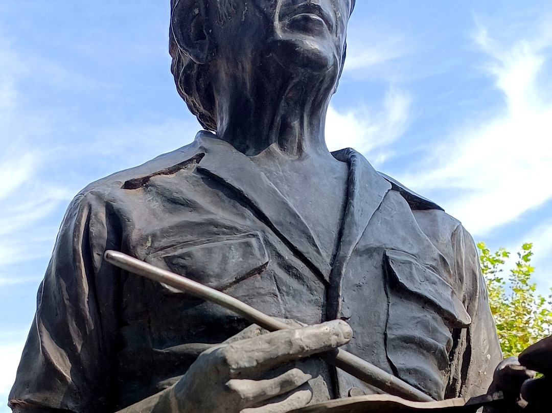 Escultura «el Pintor De Lo Asturiano»-比拉维西奥萨必去景点