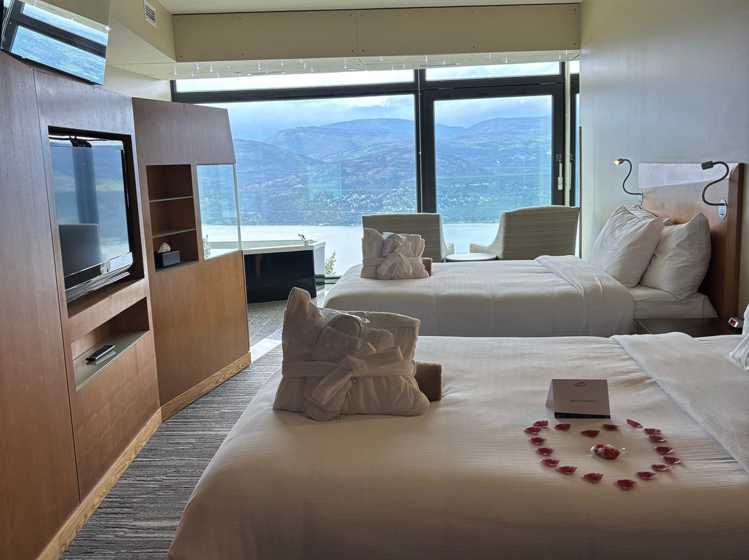 闪奕山庄度假酒店主图