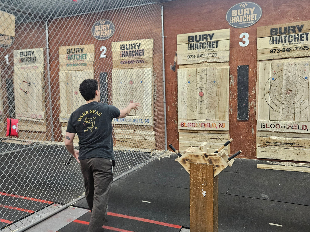 Bury The Hatchet Bloomfield - Axe Throwing-布卢姆菲尔德必去景点