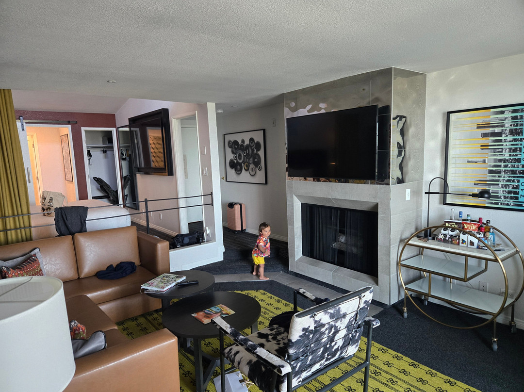 乐蒙特罗斯套房酒店主图