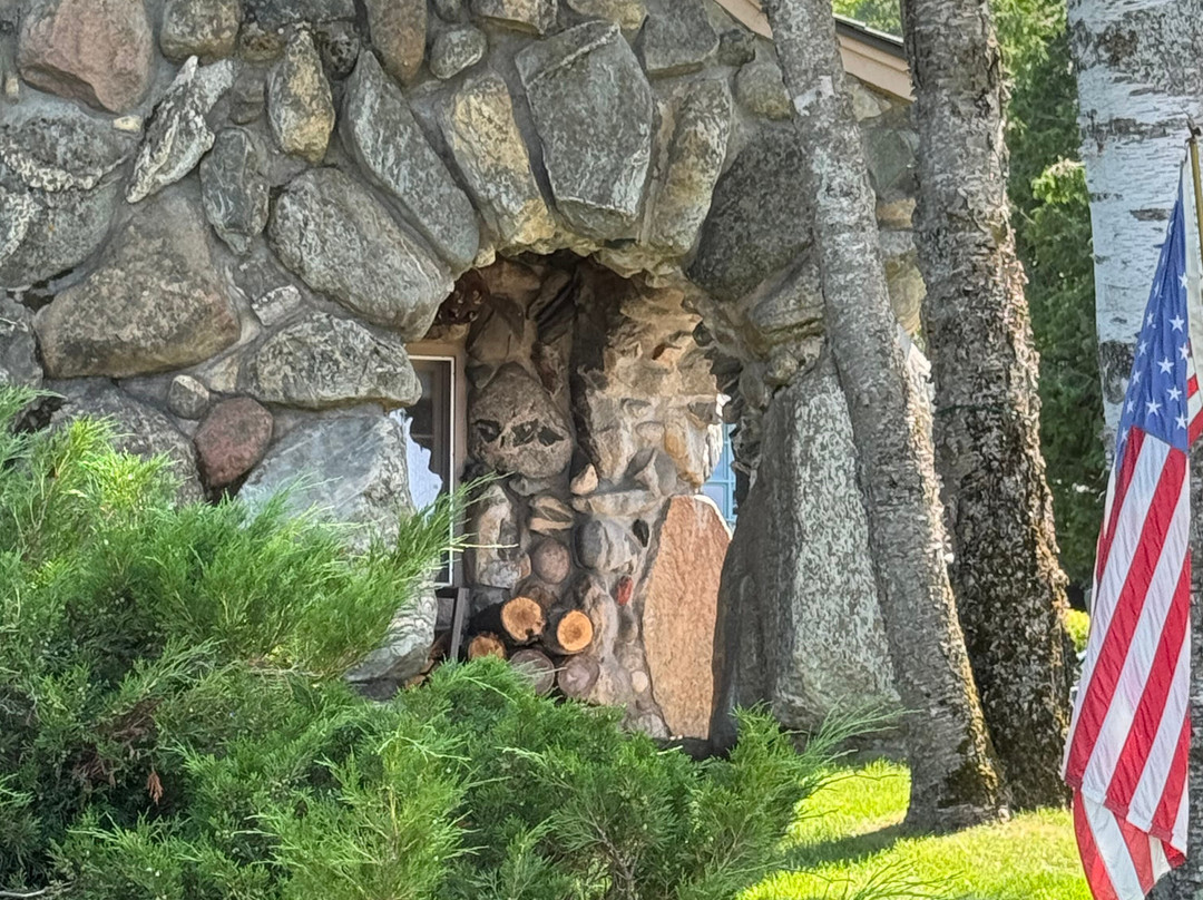 Mushroom House Tours-夏洛瓦必去景点