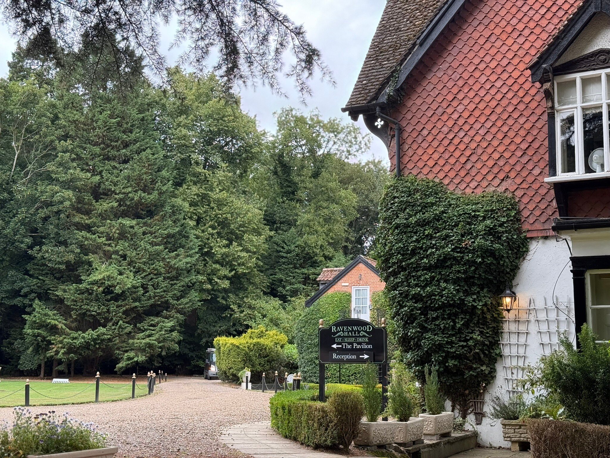 Ravenwood Hall Hotel-官方
