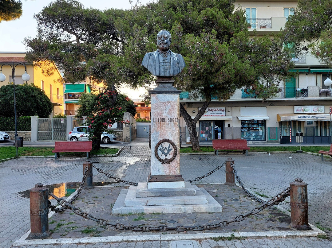 Monumenti di E. Socci e G. Mazzini in Follonica-福洛尼卡必去景点