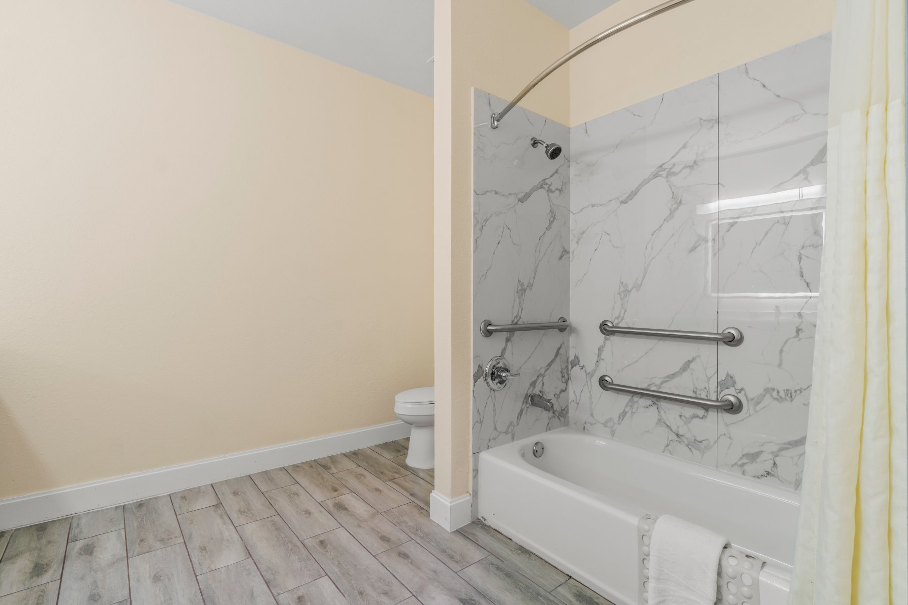 利文斯顿美洲最佳价值套房酒店-浴室