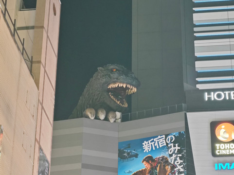 新宿哥斯拉等比头雕-Kabukicho必去景点