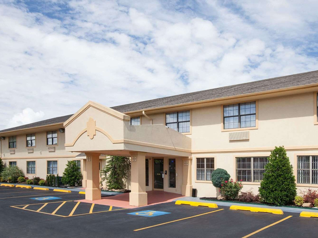 苏尔胡尔温德姆速8酒店