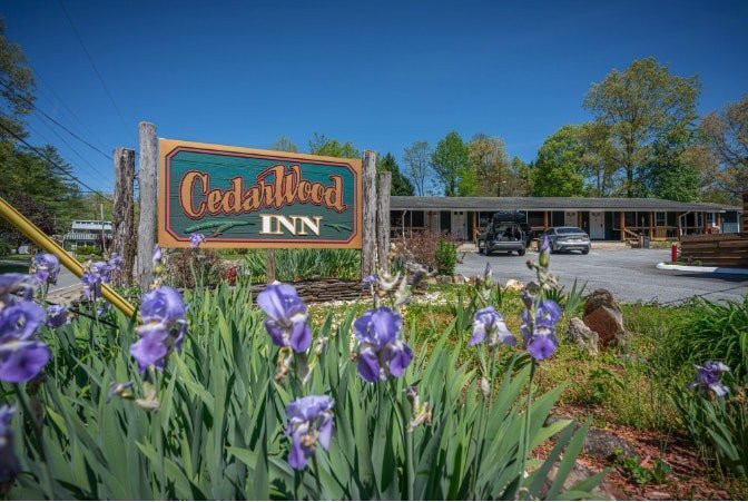 亨德森维尔酒店住宿-CedarWood Inn