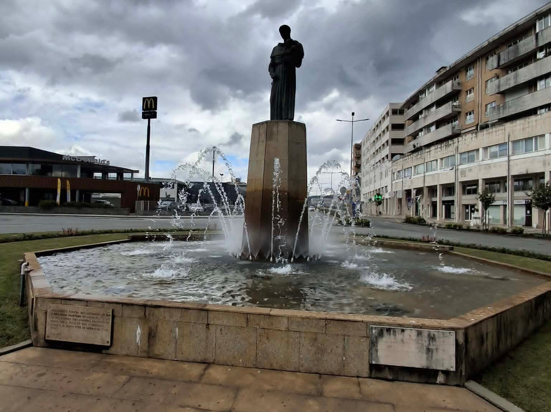Estátua de Santo António-法马利康新镇必去景点