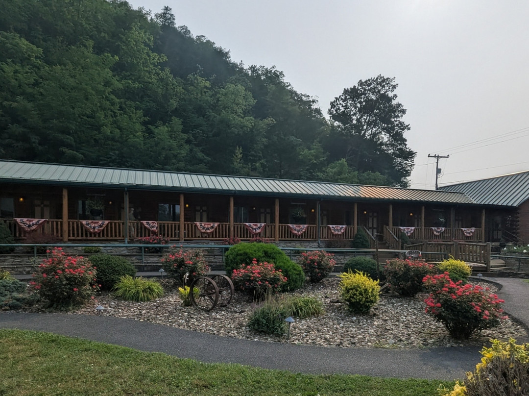 Smoke Hole Caverns & Log Cabin Resort主图