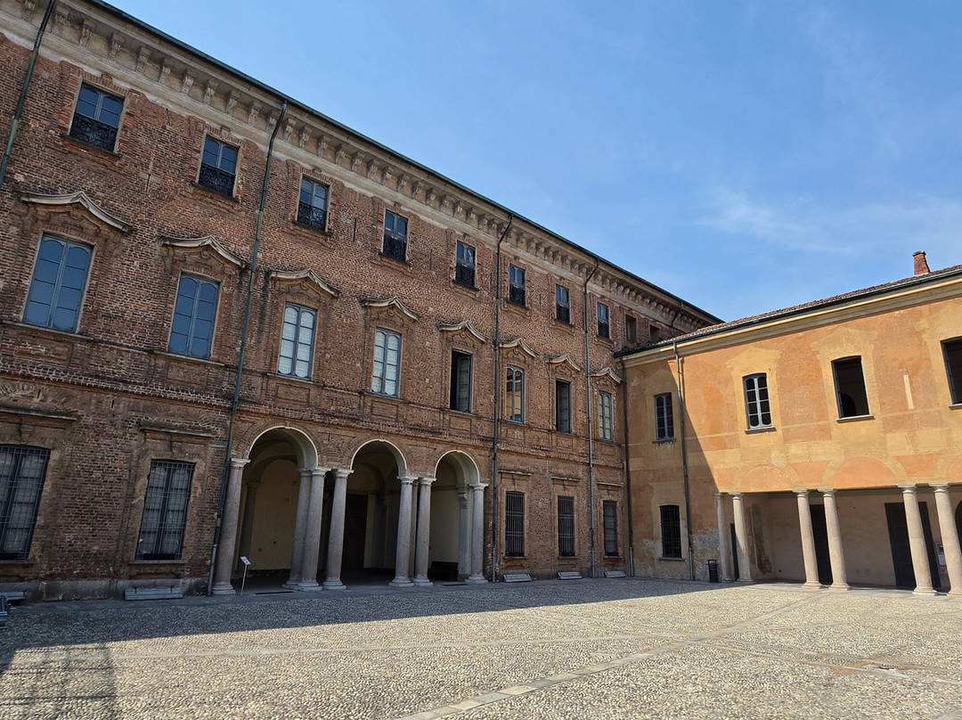 Palazzi del 500 e del 700 di Villa Litta-拉伊纳泰必去景点