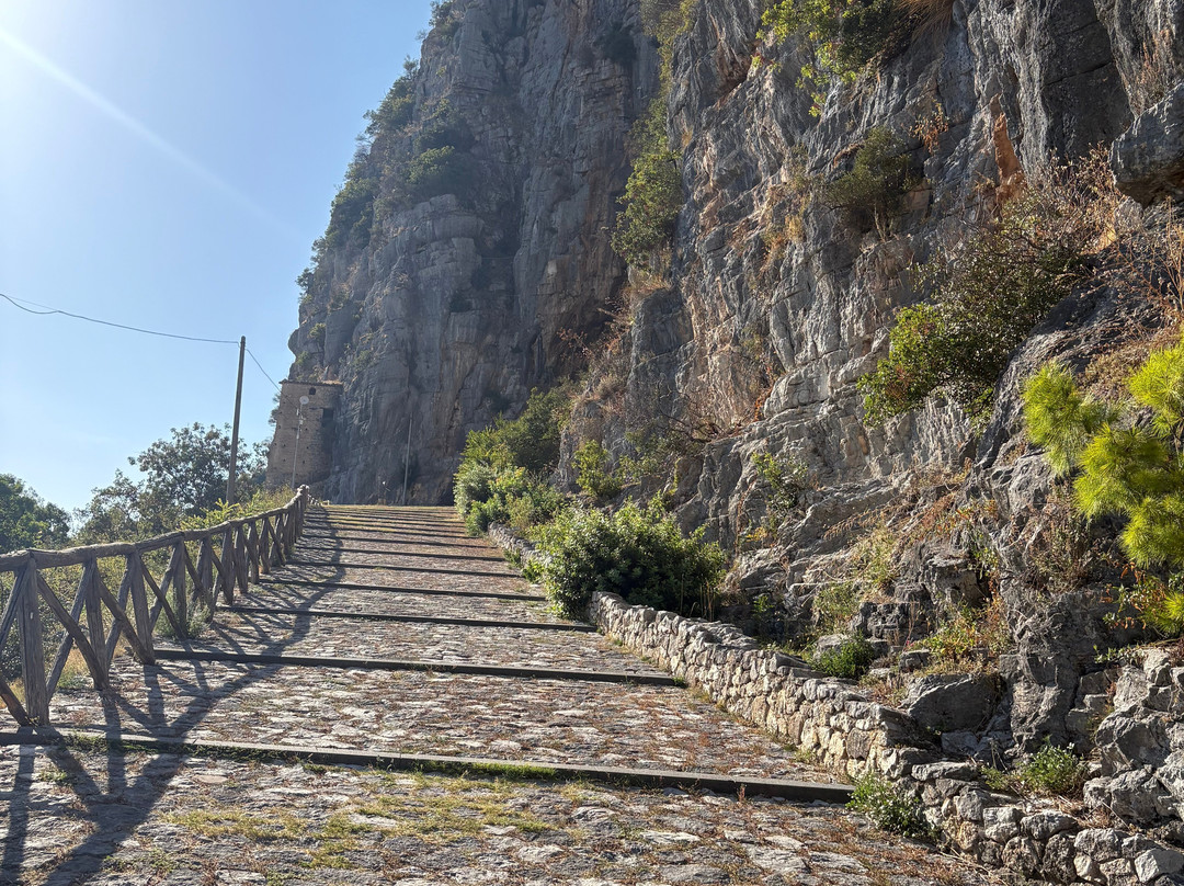 Grotta del Santuario di San Michele Arcangelo-Sant'Angelo a Fasanella必去景点