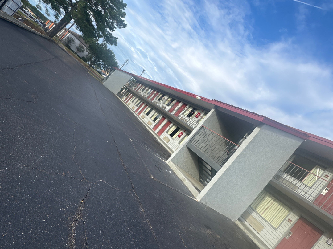 多坦红屋顶酒店主图