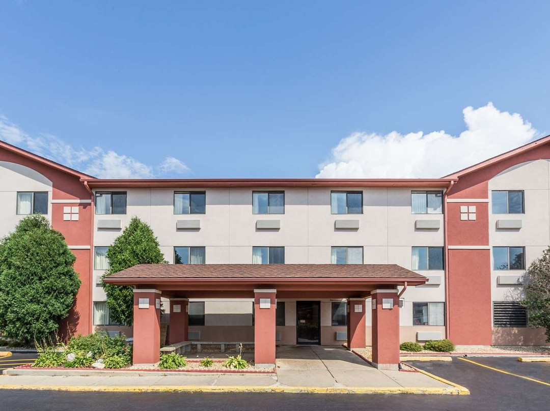 Super 8 by Wyndham St. Charles