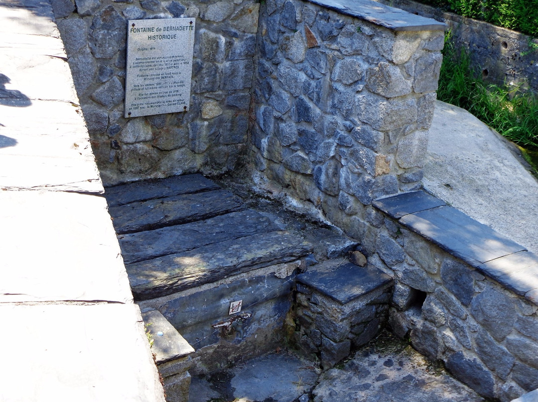 Bartres旅游景点-Fontaine de Bernadette