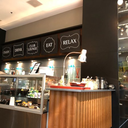 苏黎世大厦万丽酒店主图