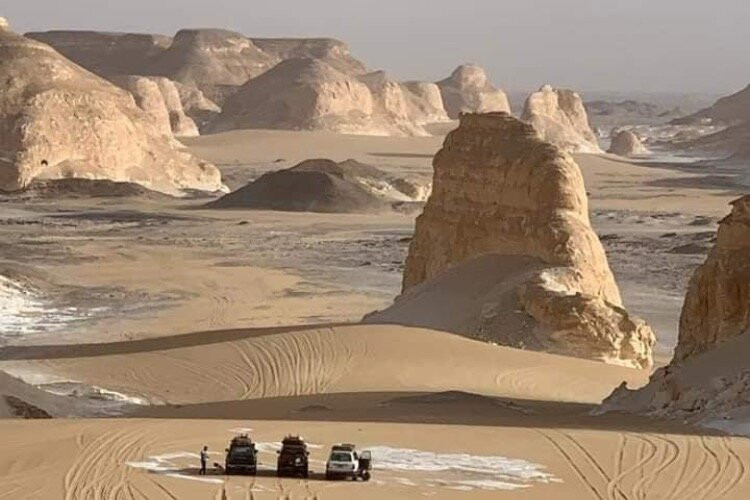 Camping in white desert景点图片