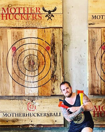 Mother Huckers Axe Club-Tibubeneng必去景点