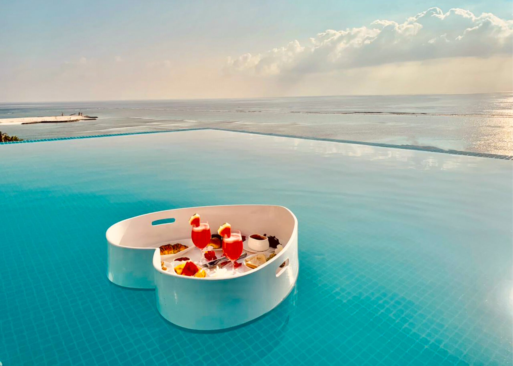 Triton Prestige Seaview and Spa-泳池